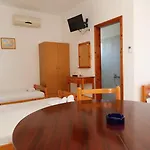 Eleni House * Vrasná