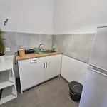 Eleni House アパート